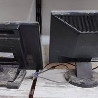 شاشات عدد٢ شغالات للبيع مع ميز حاسبة ٠٧٧٠٦٦٢٥١٨٠