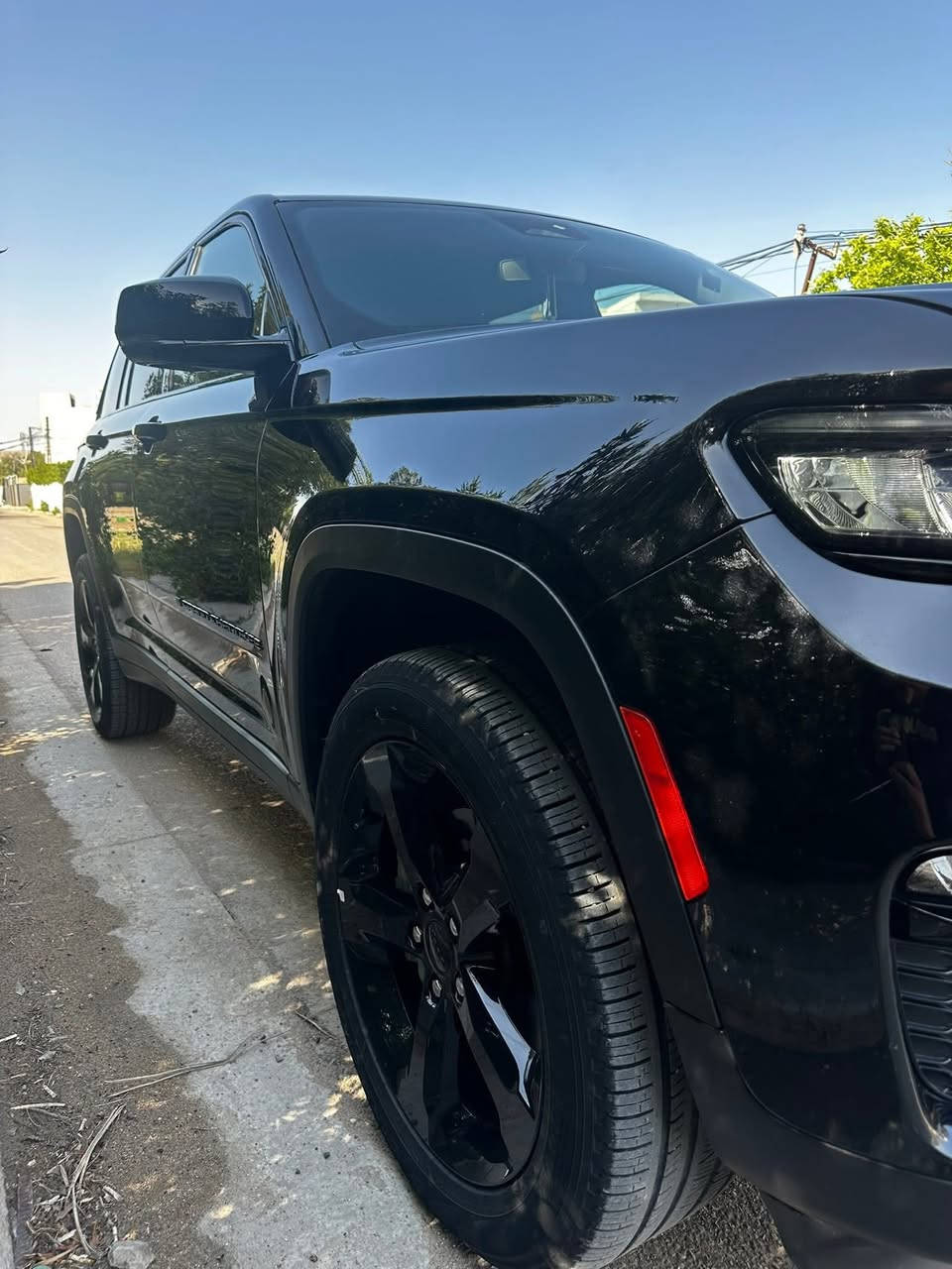 الدوره / المهديه الثانية
‏                   Jeep Grand Cherokee Limited 2024  

                         بلاك توب (Black Top) ✌️

💵 السعر : 34,000$ 
كتاب شهداء بأسمي باقي اله سنه واربع اشهر 
الحالة: ضرره فقط حادث امريكا ادخل على رقم الشاصي وشوف 
رقم الشاصي :#1c4rjgbg6rc158300
🔍 تفاصيل المركبة:
• الفئة: Limited (فل كامل)
• العداد: 21,000 مايل
• المحرك: Pentastab 3.6L V6 قوي واعتمادي 💪
• ناقل الحركة: أوتوماتيك
• نظام الدفع: 4WD دفع رباعي
• نوع الوقود: بنزين ⛽
• اللون الخارجي: اسود ⚫️
• اللون الداخلي: Global Black 🖤

✨ أهم المواصفات والتجهيزات:
🔹 الفخامة والراحة:
• كشنات جلد فاخرة
• كشنات تدفئة 🔥
• تدفئة الستيرن🔥
• ذاكرة مقاعد
• دخول وتشغيل ذكي
• تشغيل عن بُعد
.أشاير مري جانبيه
.السقف بنوراما
• مصابيح LED
• نظام الثبات الإلكتروني
• باب خلفي كهربائي Power Liftgate

🔹 أنظمة القيادة الذكية:
• Adaptive Cruise Control
• نظام ملاحة Navigation

🔹 التكنولوجيا والترفيه:
• Apple CarPlay®
• Android Auto®
• Bluetooth®
• Premium Sound System 🔊
• Satellite Radio
• USB Ports
• WiFi Hotspot
• HomeLink

🔹 أنظمة الأمان المتقدمة:
• Automatic Emergency Braking
• Rear Cross Traffic Alert
• Brake Assist

• كاميرا خلفية
• Blind Spot Monitor
• Lane Departure Warnin

للتواصل الاتصال ع الرقم ***********
العنوان / الدوره المهديه الثانيه
