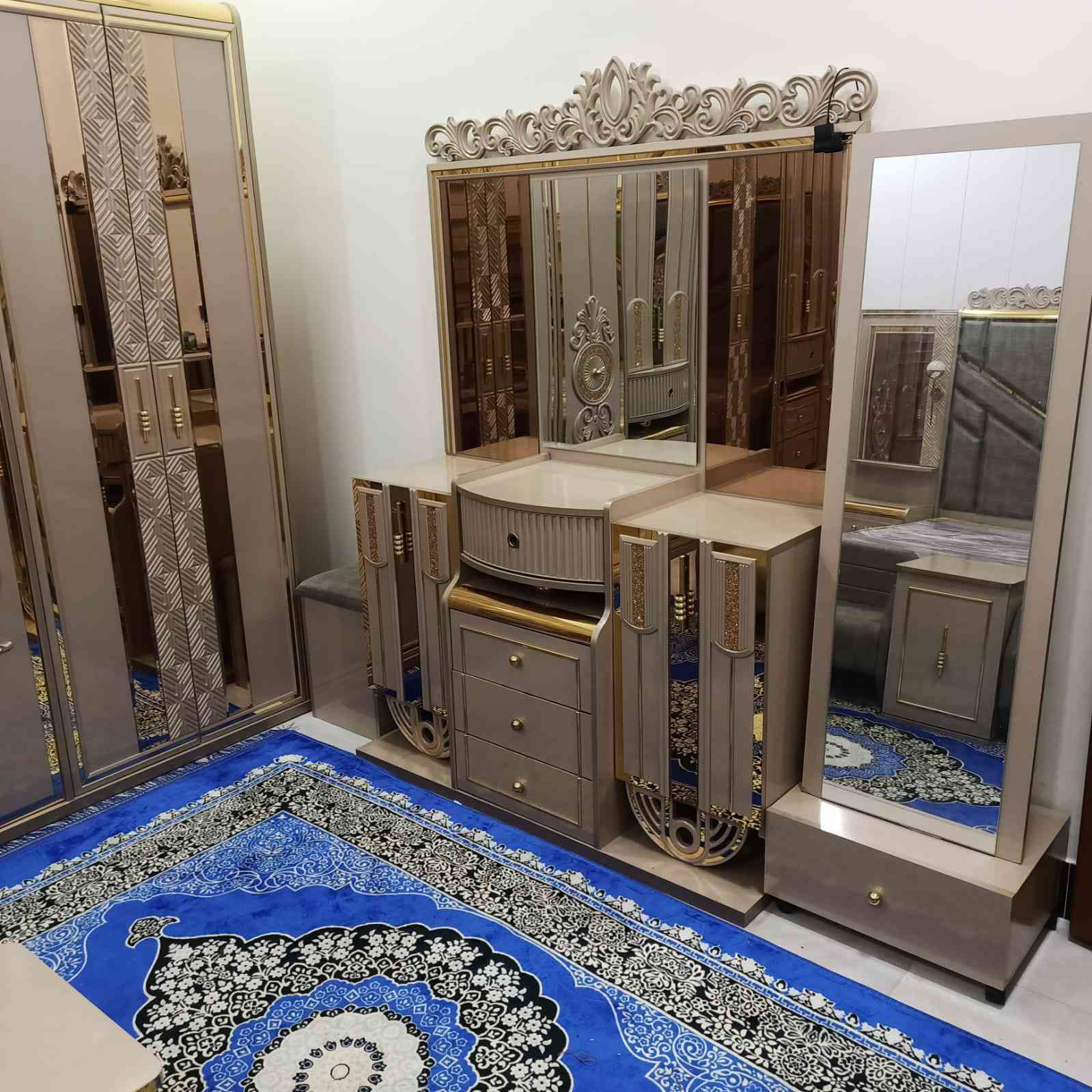 غرفة نوم تركي درجة اولى ١١ قطعة
ضخمة  وحديثة وجديدة استخدام شهر فقط نضافه فول شرط العنوان  فلوجة جغيفي الاتصال *********** هيه ودوشكها
