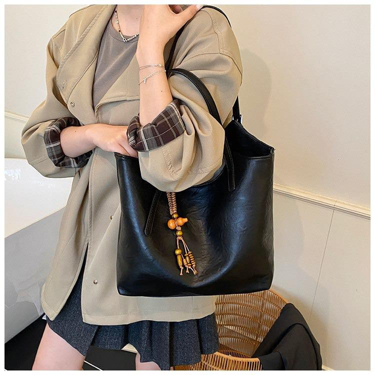 ❣️جــديــد  الانسه ❣️

حقيبه (جامعيه ) حجم كبير  مختومه من داخل جلد طري سوفت 

 شغل اصلي كوالتي عالي ضمان  

  
لمراسله
واتساب📲***********
انستغرام 📲4use0 📲
العنوان // شارع 13 // قرب مجمع المقيم // مقابل ازياء الجوهره
يتوفر توصيل داخل النعمانيه 🛵 وباقي المحافظات 🚖
