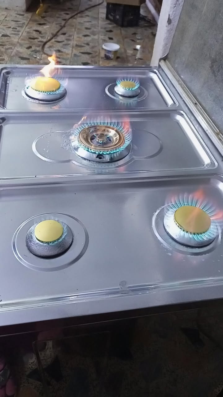 سلام عليكم طباخ فريش عوزه بس جامه مال فرن ورجلين سعره 250 وبي مجال مكاني حي المعلمين الجديد ***********
