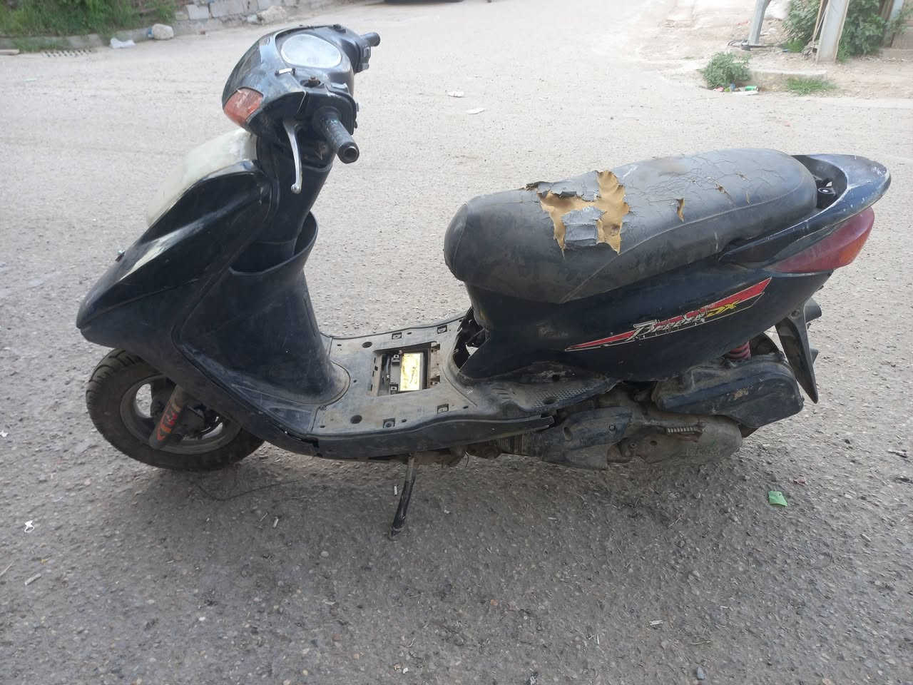 بريز لايت ناصي دراجة طافية ومتروكة تايرات جدد اثنينهن كفرات تعبانة كهربايات تعبانة قمجي ابريك خلفي مكطوع ابيع فحم كوم حديد مااكفلك كلشي خلي سعرك وبل عافية بيع او مراوس *********** مكاني زعفرانية
