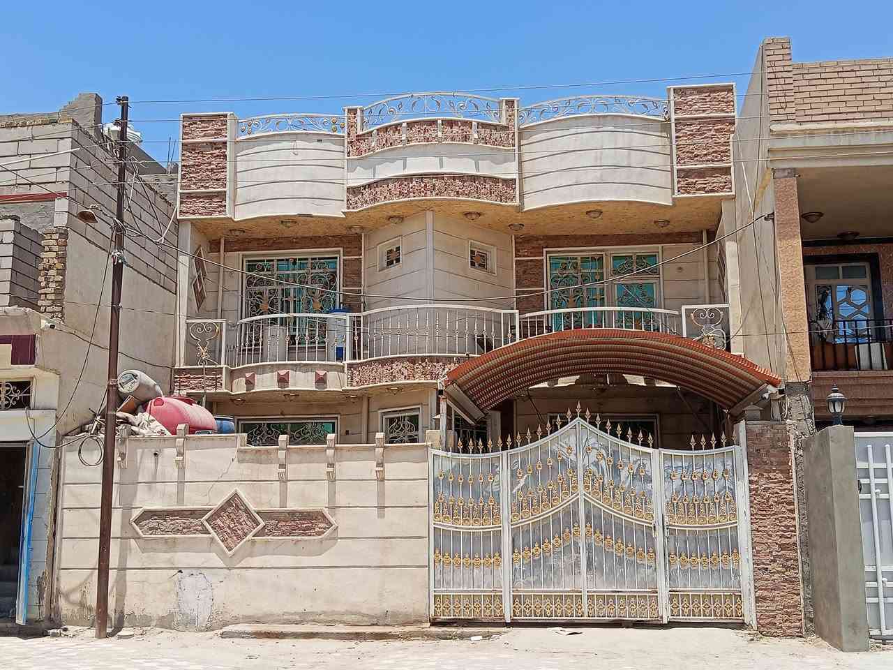 _ موقع تجاري ومميز فرصة 
_ طابو ملك صرف

بيت للبيع في _ بابل _  الحلة _ نادر الثالثة _ ثاني بيت عن طريق حلة نجف سنتر على الشارع التجاري اول ما تدخل شارع نادر الثالثة مال الطاقة الكهربائية  ومركز شهداء  يصير على اليسار  للعلم يعني كدام ماكو جيران وخدمات كلها كاملة مثل ما موضح كدامك والبيت جدا عالي عن الشارع ومستوصف يمك ومدارس   وتبليط جديد ببابك وبضهر البيت متنزه ترفيهي ومجسر نادر بصفك وطريق حلة نجف بصفك  وامام البيت رصيف  
البيت طابقين وما بيه اي نقص نهائيا وبناء جديد  والمساحة (160م) 
للاستفسار مباشر من صاحب البيت 
هذا الرقم ***********
