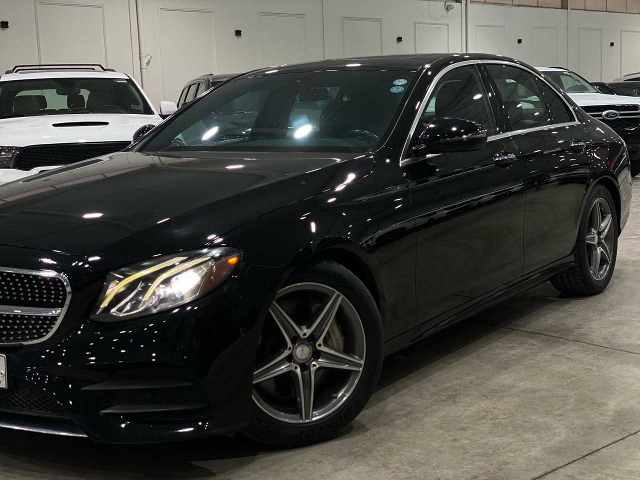 Mercedes Benz E 300 2017 وارد أمريكي ماشية  الف السيارة ضرر جدا بسيط شبه كلين  فقط شوية100 من الجنطة بدون داخل او ايرباك وابيع شرط الفحص 
السيارة كلش حلوة وجديدة وعلى وضع ال وكالة السيارة فول سلايد وجلد وهواي مواصفات معروفه السعر هو 24000$ الف دولار. او 240 ورقة وبيه مجال وترهم بيع او مراوس وبيك خير وتدلل مكاني بغداد رقمي ***********السيارة بصمة و سلايد و لايت زنون كهرباء و صندوق كهرباء و جلد وكراسي كهرباء  وتدفئة وتبريد ووضعيات قيادة وسيارة اربعة سلندر حجم 2.0 توين تيربو
