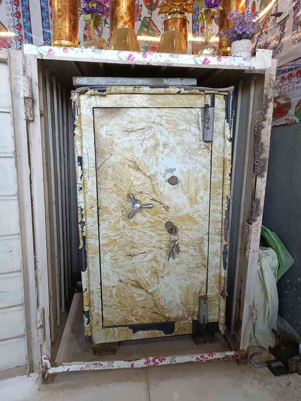 للبيع قاصه حديد وزنها ٤٠٠ كغم وكذلك للبيع صندوق حديد سميك وزنه ٢٠٠ كغم في النجف ت ***********
