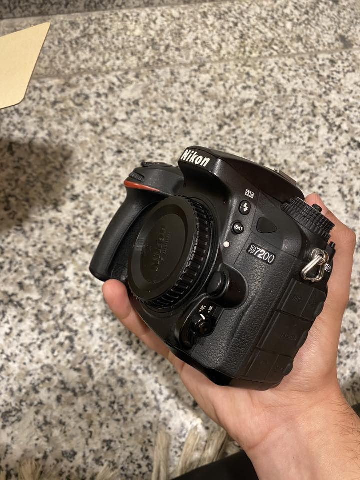 سلام عليكم للبيع كامرة نيكون D7200
للبيع استخدام شخصي
نظافته 95‎%‎
عدسته 18-140 VR KIT
واي فاي 
بعدها بحالة الوكالة 
غراضها كاملة 
للاستفسار *********** واتساب
