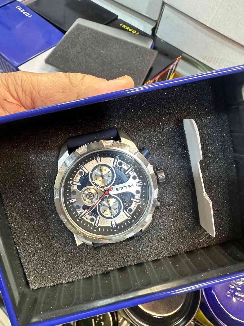 ساعات اصلي من ماركت T5 
مع علبه خاصه بالساعه 
الساعه ضد الماء 
معدن اصلي 
للطلب مراسلة الصفحه او *********** واتساب
بسعر 35 الف
