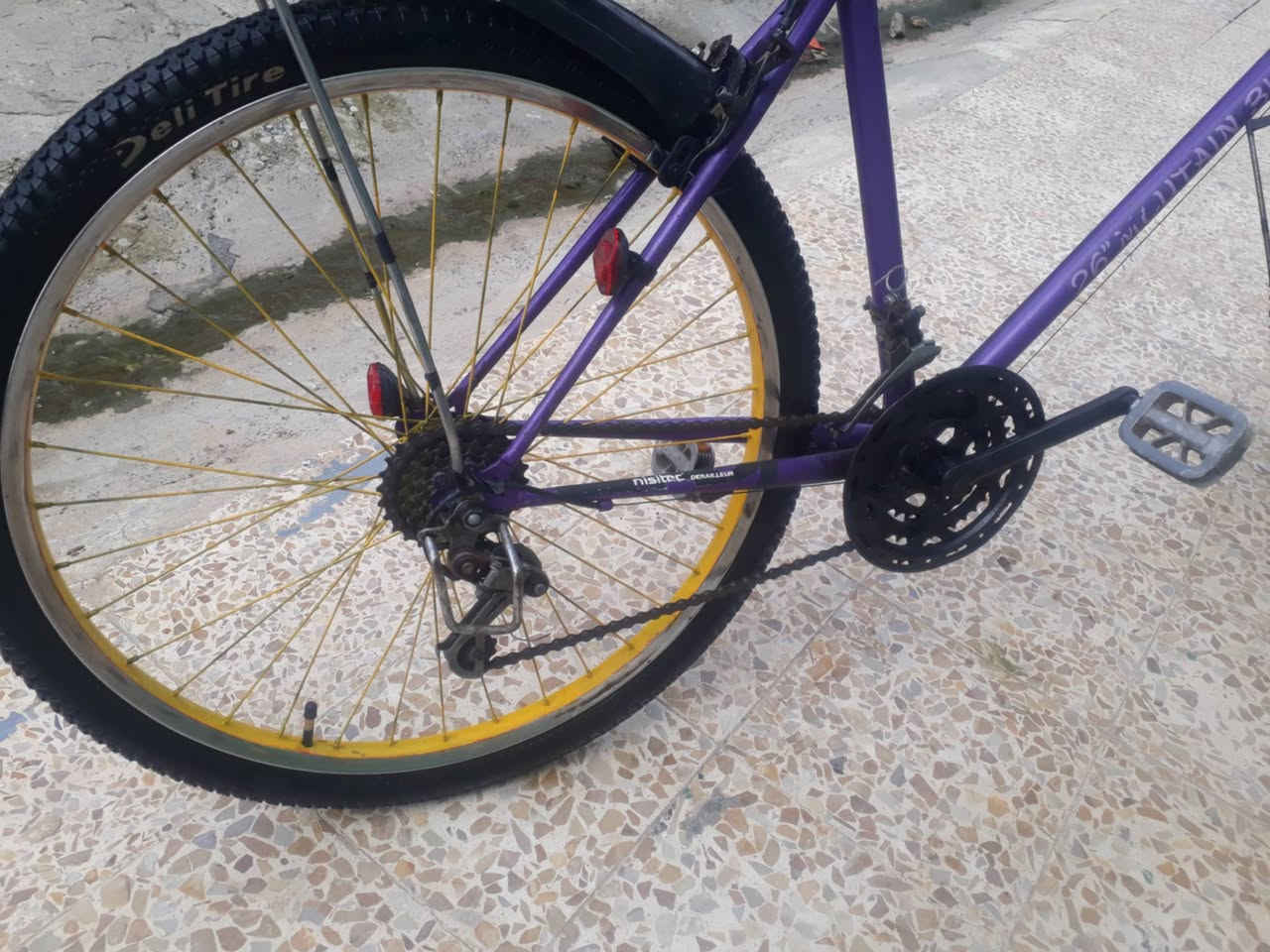 بسكل للبيع جبلي حجم 26نضيف كلشي شغال كير الورى 6نمره كير الكدام3نمره اصطابات شغاله صناعه تايلانديه شرط السعر 55الف بي مجال بسيط شراي يجي خاص


**إذا كنت صاحب هذا الإعلان وتريد حذفه لأي سبب، رجاءا أرسل رسالة إلى الدعم الفني**