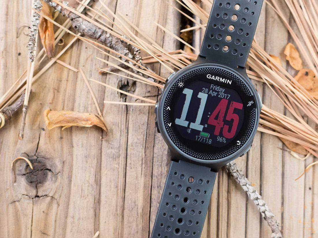 ساعة Garmin Forerunner 235 من أشهر الساعات المخصصة للجري، وتتميز بتوازن جيد بين الوزن الخفيف والميزات الرياضية المتقدمة. إليك مواصفاتها التفصيلية:
￼CNET +1
المواصفات العامة والتصميم
الأبعاد: 45 × 45 × 11.7 ملم.
الوزن: خفيفة جداً بوزن 42 جرام فقط، مما يجعلها مريحة للجري الطويل.
الشاشة: ملونة بقطر 1.23 بوصة (31.1 ملم) وبدقة 215 × 180 بكسل.
المواد: العدسة من زجاج مقوى كيميائياً، والإطار والهيكل من البوليمر المقوى بالألياف، مع حزام من السيليكون.
مقاومة الماء: تصنيف 5 ATM (تتحمل الضغط حتى عمق 50 متراً)، وهي مناسبة للسباحة والاستحمام.
￼Garmin Malaysia +4
عمر البطارية
وضع الساعة الذكية: يصل إلى 9 أيام (مع تتبع النشاط، الإشعارات، ونبض القلب من المعصم).
وضع التدريب (GPS): يصل إلى 11 ساعة.
وضع (GPS + GLONASS): يصل إلى 9 ساعات.
￼Garmin International +2
المستشعرات والتتبع الرياضي
نبض القلب (Garmin Elevate): مستشعر بصري يقيس نبض القلب من المعصم على مدار الساعة (24/7).
أنظمة تحديد المواقع: تدعم GPS و GLONASS لزيادة دقة تتبع المسافات والسرعة.
تتبع النشاط اليومي: حساب الخطوات، السعرات الحرارية، المسافة، ومراقبة جودة النوم.
ميزات متقدمة للجري: تقدير الحد الأقصى لاستهلاك الأكسجين (VO2 max)، مستشار التعافي، وتوقع زمن السباق.
￼CNET +5
الميزات الذكية والاتصال
الإشعارات: تعرض تنبيهات المكالمات، الرسائل، وتطبيقات التواصل الاجتماعي عند ربطها بالهاتف.
Connect IQ: تتيح تحميل واجهات ساعة إضافية، وتطبيقات، وحقول بيانات مخصصة.
التحكم بالموسيقى: تتيح التحكم في الموسيقى المشغلة على هاتفك الذكي.
التوافق: تعمل مع هواتف iPhone و Android عبر تطبيق
القطعه الجديد سعره 110 مع التوصيل


**إذا كنت صاحب هذا الإعلان وتريد حذفه لأي سبب، رجاءا أرسل رسالة إلى الدعم الفني**