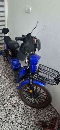 للبيع دراجة شحن مقعدين حجم ممتاز مقعدين جلد استخدام قليل للتواصل واتسا...