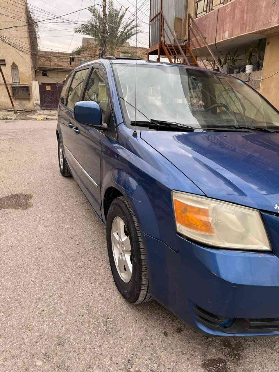 السلام عليكم بيع مستعجل
دوج كرفان 2010 كلين اعلى مواصفات بالكرفان
محرك 6 سلندر  3800 المرغوب
مواصفات علية تحكم ستيرن 
جام ستة كهرباء 
كرسي السايق كهرباء 
بيبان الاثنين الخلفية كهرباء 
الصندوك كهرباء 
كامرة خلفية 
تخم تاير جديد 
وصدر جديد دكيتة قبل شهر من الدعامية للدعامية 
كشنات كله بلع 
فرس بالسقف وفرس يم السايق 
شاشة سمارت فول تبريد تدفئة طبعاً بعد اكو مواصفات هواي
سيارة جديدة مال بيت 
الرقم بغداد سنوية لل 27 
السيارة باسمي التحويل ثاني يوم
*********** للتواصل رقم الهاتف اني مكلف بالنشر
