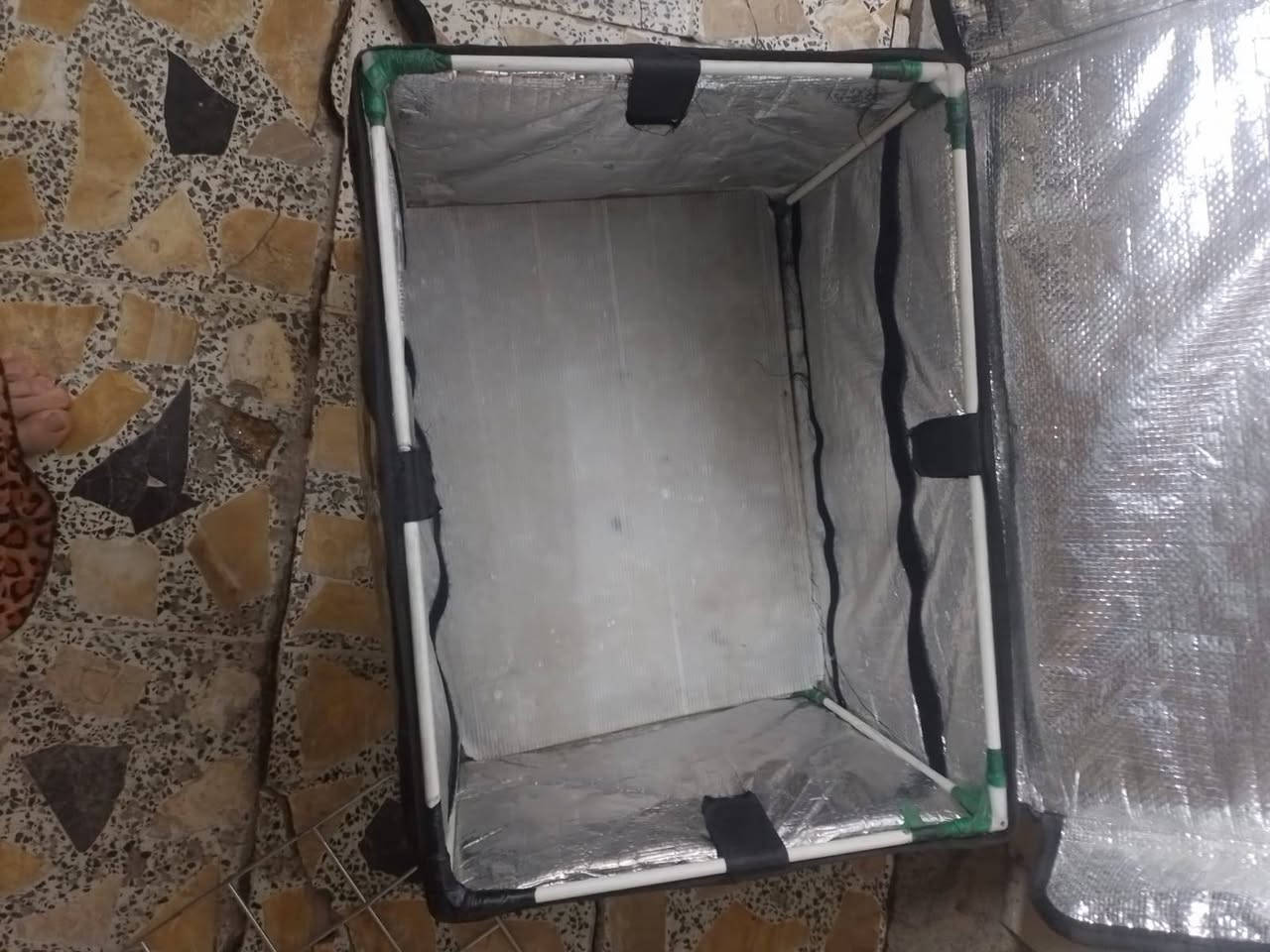 السلام عليكم صندوق للبيع السعر ١٠ المكان الشعب حي البساتين شارع شيخ منهل الاتصال على الرقم ***********
