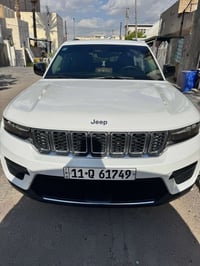 جيب كراند شيروكي فئة لاريدو موديل 2023 5 راكب ماشية 63 الف km المواصفا...