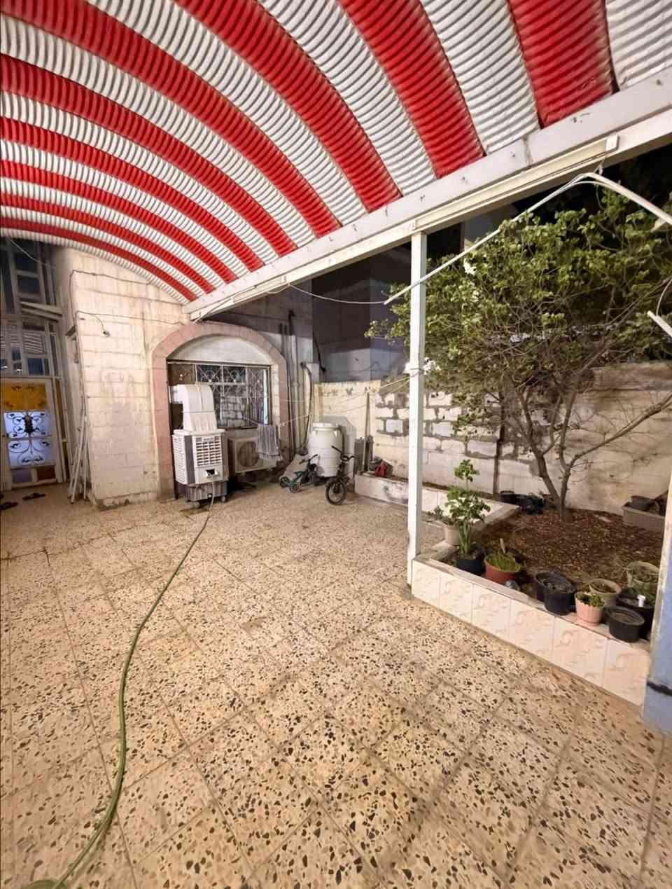 بيت للبيع في دور الهنديه درجه ثانيه طابقين يحتوي على أربعة غرف نوم واستقبال وصاله ومطبخ حار وبارد وحمامات عدد٣ مع مساحه اضافيه ١٠٠مترمربع متروكه خلف البيت السعر ١٧٠مليون وبي مجال للشراي للإستفسار والتوضيح الإتصال على الأرقام التاليه ***********
***********
***********
أو مراجعة مكتب ابو علي التميمي للعقار في حي الوفاء بداية شارع المركز القديم على جهة دور الهنديه
