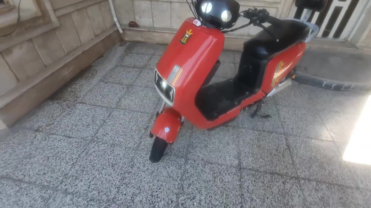 سلام وعليكم درجه نوع F6سبوره 
اربعا بطاريات 20امبير 48فولت 
بريكات هدروليك 
دبلاه المامي دهن والخلفي غاز 
بيها مساحته تخزين حلوه 
بيها قاطع دوره 
بيها مساعد سكليتر 
ليت علي ناصي رماش 
اشاره يمنه اشاره يسره 
كشن مريح 
سعر الدرجه 550الف بيها مجال 
درجه صارلها 3شهور
***********
