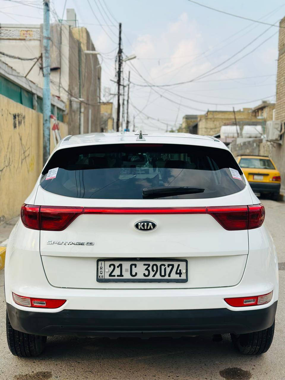 #بيع #مستعجل كيا سبورتج وارد امريكي موديل 2017 لون ابيض حادث السياره بنيد وربع من الجاملغ بدون دواخل شرط السونار شواصي ولغود مكفولات كير ومحرك 2400 رقم شمالي الدولي الجديد ب اسمي تريد تحويل وكاله ثاني يوم هزه وفحص جديده سنويه جديده  يعني سياره ما عوزها مصرف ربع دينار جاهزه تخم تايرات جديد صدر جديد سياره مال بيت ع ايدي وما بيها نقص جاهزه داخل لونين بيجي ورصاصي شاشه كبيره وكامره فول تحكم ستيرن  فورويل سبايدرات بلاديه جهتين كروز مثبت السرعه مانع الانزلاق قطعتين تبريد مركزي منفصل نضام صعود ونزول منحدرات مود درايف ثلاثه انضمه قياده سبورت وسمارت وايكو اقتصاد البانزين وبعد بيها مواصفات اكثر / مكان السيارة بغداد البلديات للاستفسار الاتصال على الرقم ***********#السعر144وبيهه مجال  بسيط
