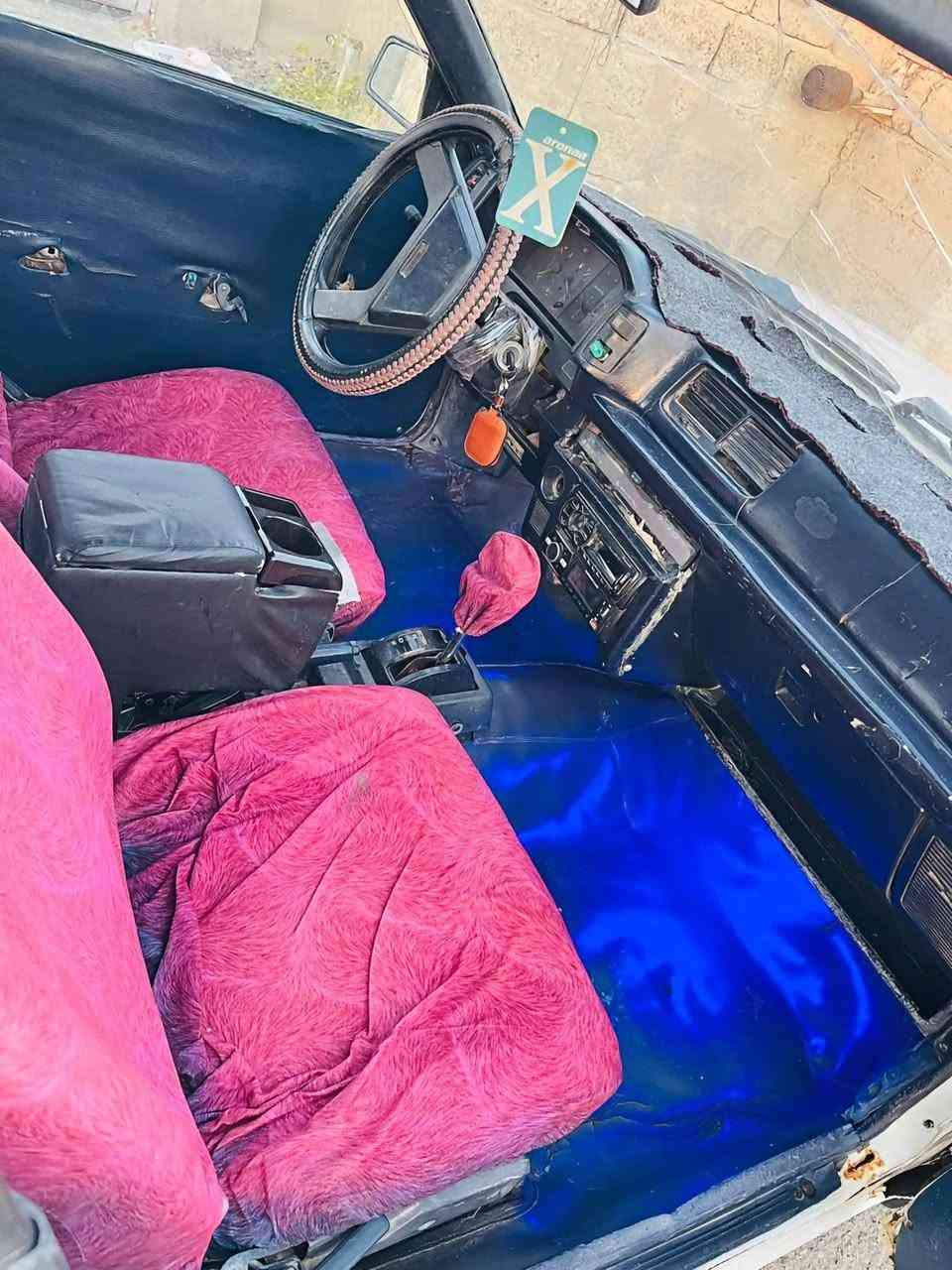 السلام عليكم

كورله موديل 89 بلادي 

محرك كير شرط
كير اوتو ماتيك 
طخم تواير عدد 4 جديد
رقم نينوى
مكفوله دوله وعشائر
سياره حلوه جاهزه من كلشي مال جناي 

السعر 17.  وبيه مجال

***********
