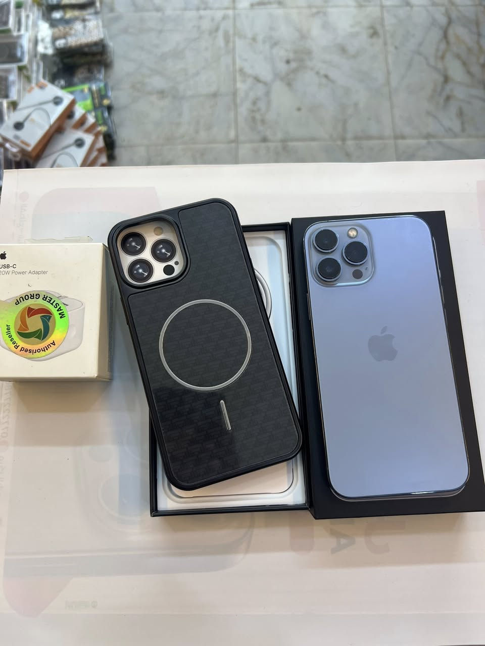 ايفون 13 برو ماكس 256 ذاكرة
بطارية 95‎%‎
نضافة 100‎%‎
كامل ملحقات الاصلية شركة ماستر 
اصلي وبيه ضمان لوكالة 
استخدام قليل
السعر مناسب
***********
العنوان القطاع شارع السوك مجاور عوينات الكرار 
مركز الشمس
