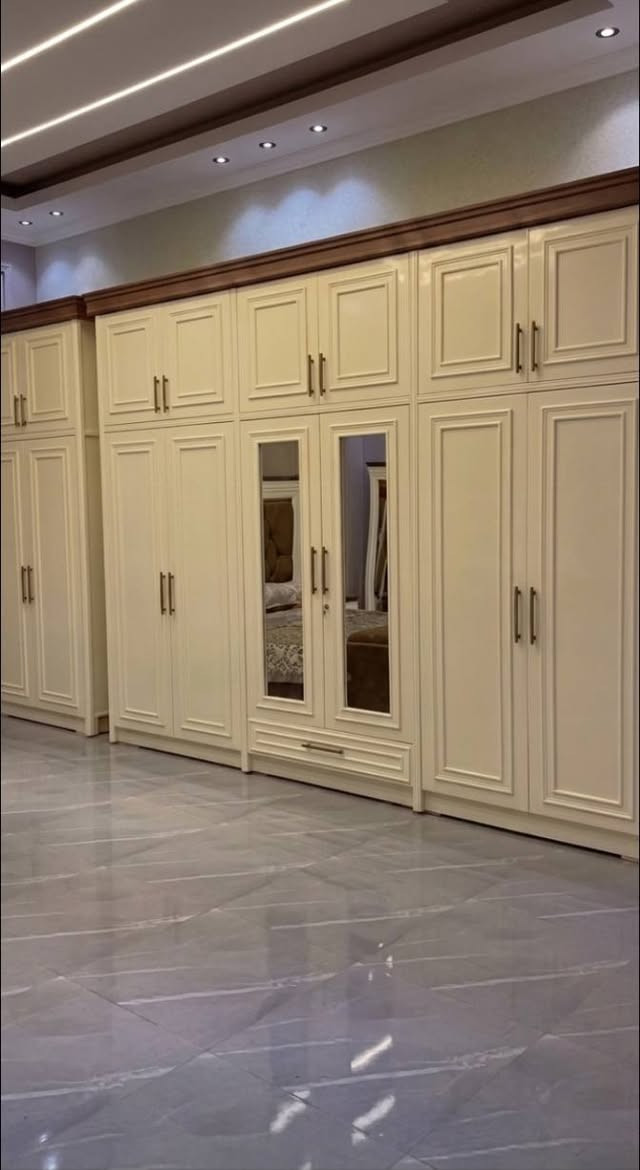 نجار غرف نوم حديثة - تفصال وأثاث منزلي عراقي بامتياز 🔨✨
نستقبل طلباتكم لعمل كافة أنواع غرف النوم والأثاث المنزلي بأحدث الموديلات، شغل متين، درجة أولى꧁꧂
 [ضمانة 5 سنوات من ناحية الصبغ وقوة الخشب]،

 ومباشر من الورشة للمستهلك بأنسب الأسعار.

​📌 ليش أسعارنا مناسبة وشغلنا مضبوط؟
​بدون عمالة: الشغل نشتغله بإيدنا قطعة قطعة بضمير وبأعلى دقة على ايادي دامت بخبرة 15 سنة ، وما نعتمد على عمالة تجارية سريعة.

​بدون إيجار موقع: الورشة مالتنا وبدون إيجار موقع أو معرض، يعني ما نحمل الغرفة أي تكاليف إضافية، والفرق كله نازل من السعر لمصلحة الزبون.
​⏱️ مواعيد التسليم والدقة بالعمل:
​غرف الصبغ الأبيض وفئاته: مدة التسليم (30 يوماً)، لأن الأبيض يحتاج دقة عالية بالتأسيس، المعجون، ومراحل الصبغ حتى تطلع الغرفة مراية وتخدمك العمر كله.
​غرف الصباغة الصاج (الدملوك): مدة التسليم (25 يوماً) جاهزة كاملة من النجارة للصبغ.
​نضمن لك المتانة، جودة الخشب، والملحقات درجة أولى، ونلتزم بالموعد باليوم والساعة.
​للأستفسار أو حجز موديل ومعرفة باقي التفاصيل المالية ، يرجى مراسلة الصفحة أو التواصل  على الرقم: [***********] 📞 واتساب 
📍 العنوان: [محافظة ديالى  / المنصورية ]
