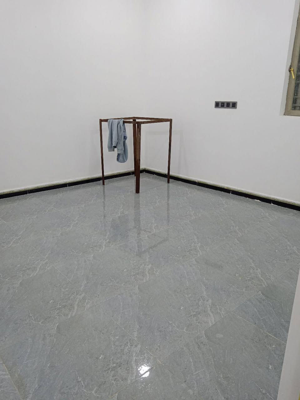 بيت للببع
موقعة حي سعود ثاني نزلة
مساحة ١٦٥
يحتوي على ٣غرف
واستقبال 
للستفسار ***********
