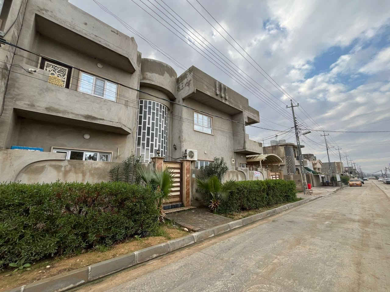 دار للبيع في حي الفلاح الثانية
#مساحة البيت 220 متر ركن 

#البناء 2020

#الواجهة 11*20

#سند طابو الزهور 

للتواصل  مع هذه الأرقام 

***********

***********
