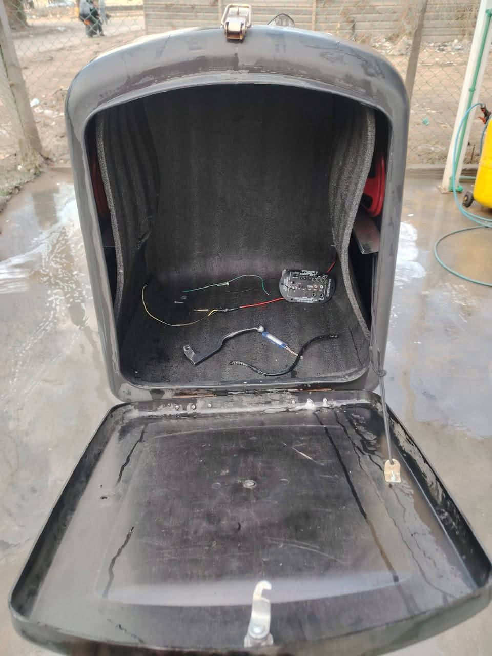 سلام عليكم بوكسر مديل 23 اي نقص ما بيه كمله كله بس بيه خيط دخان من تحم تروح شلع معدل كلجات جداد بيه صندوك وسستم سمعات كبار 3 لسعر 800 ورقه ضايعه مكفوله من باب لبيت تخذه مكاني بغداد زعفرنيه ***********
