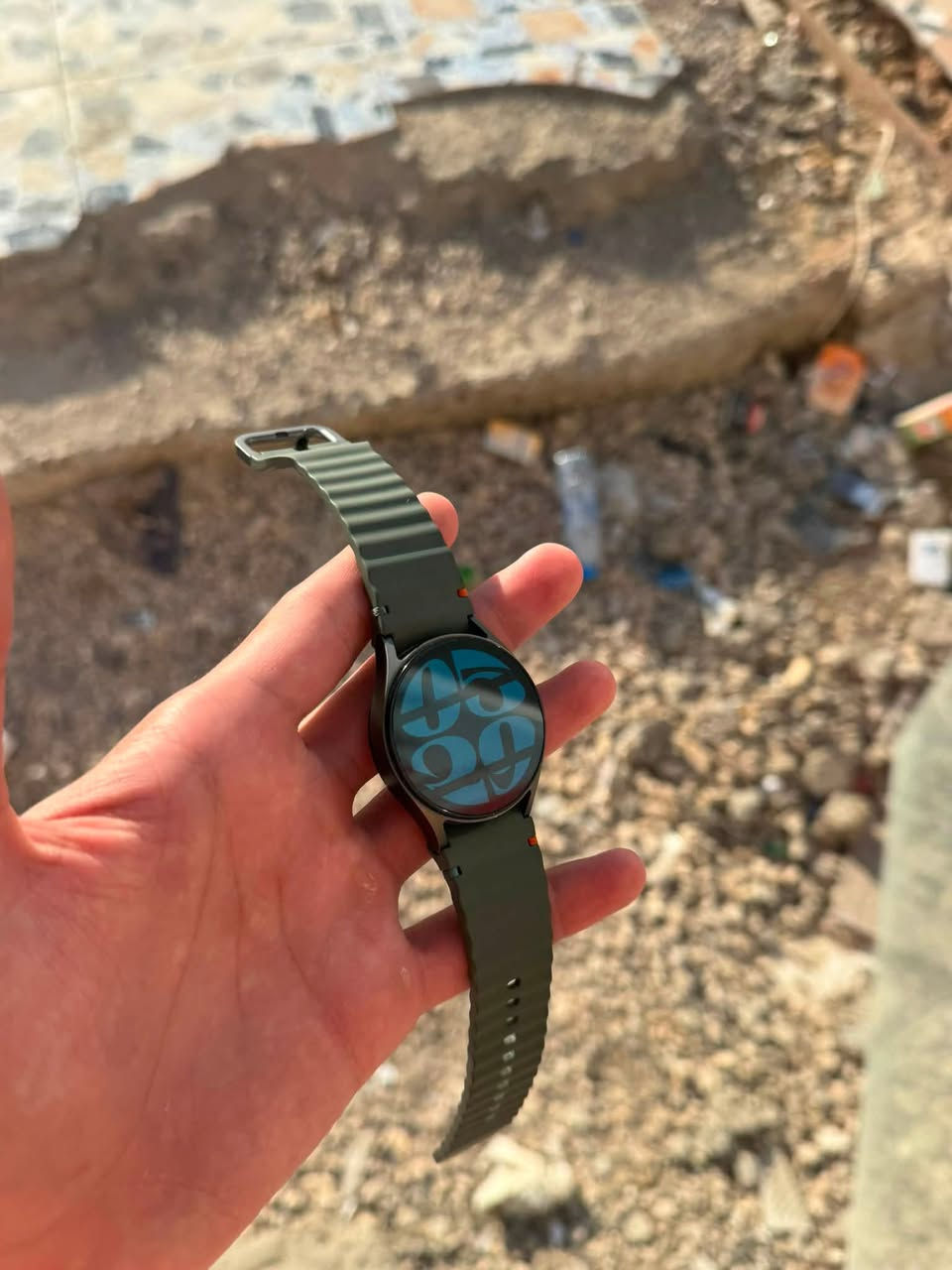 Samsung Galaxy Watch7

معالج جديد 3nm فائق السرعة 
شاشة AMOLED عالية الدقة بألوان قوية وسطوع ممتاز
تتبع نبض القلب على مدار 24 ساعة
قياس الأكسجين بالدم (SpO₂)
تتبع النوم وتحليل جودته بالتفصيل
                          GPS مدمج عالي الدقة للرياضة والمشي
مقاومة للماء والغبار
بطارية تدوم ليوم كامل وأكثر حسب الاستخدام
استقبال الإشعارات والمكالمات مباشرة من الساعة
أكثر من 100 وضع رياضي
تصميم فاخر وخفيف على اليد
مدعومة بميزات الذكاء الاصطناعي الجديدة من سامسونج

الحالة: ممتازة قياس 40mm
السعر : 150 الف 
***********
