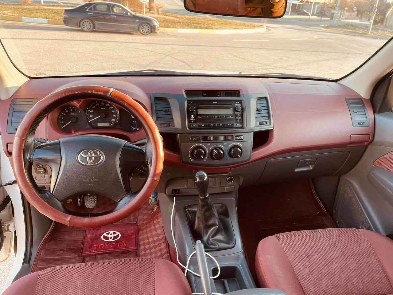 سەرەتا بەناوی خوای گەورە 
مەرزیە ٢٠١٣ 
سەیارەکە تا بڵێی جوان توند و تۆڵە 
سەیارەکە پارچە ڕەشە لەسەر ساخی بەس عارەبانەکەی پارچە ڕەش نیە دەحم و لێدراوی نیە 
سەنەوی ٢٠٣٠ نویە بە ناوی خۆمانەوە
چوار تایەی لۆکی لە ژێر دایە 
کامل سێرڤ کراوە
سەیارەکە ١٣٥٠٠٠ ڕۆیشتووە

*********** بشدار, السليمانية
