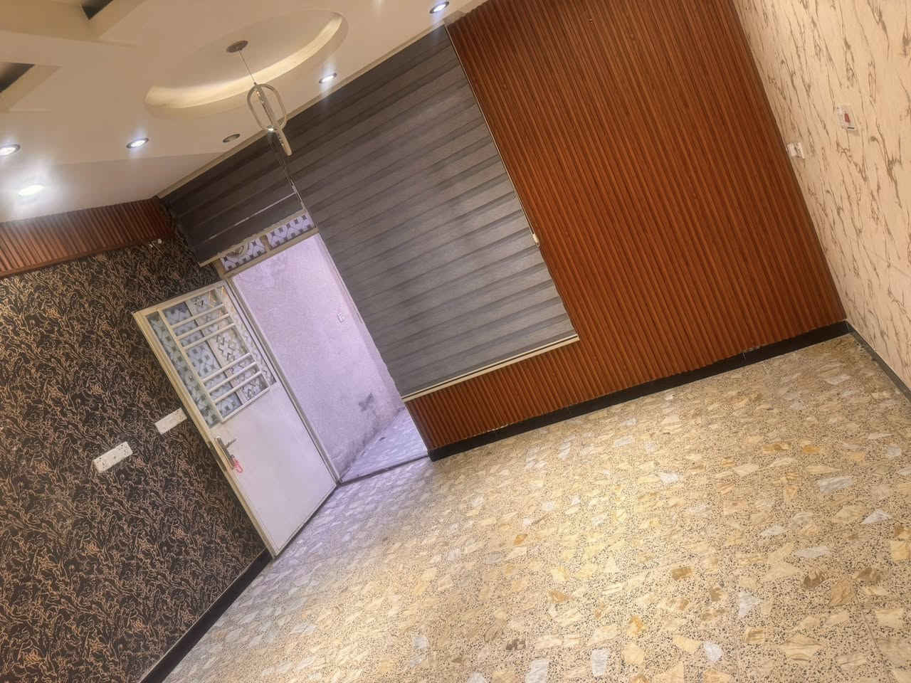 السلام عليكم دار 70 مترللايجار  زيونه محله 716 طابق ثاني غرفه نومً ومطبخ وصاله وحمام. بناء جديد معزول درج وباب وحده البيت جدا نضيف وديكورات   مع تانكي ماء وماطور. وبي كاونتر هديه وي البيت. للتواصل ***********
