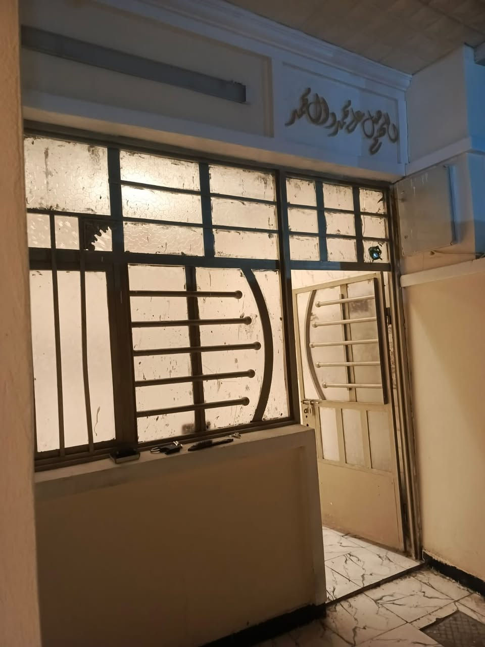 السلام عليكم بيت ٧٠متر بناء جديد سندويج للبيع سند اصفر العنوان حي البساتين المدخل الثاني السعر ٣٥ للاستفسار ***********
