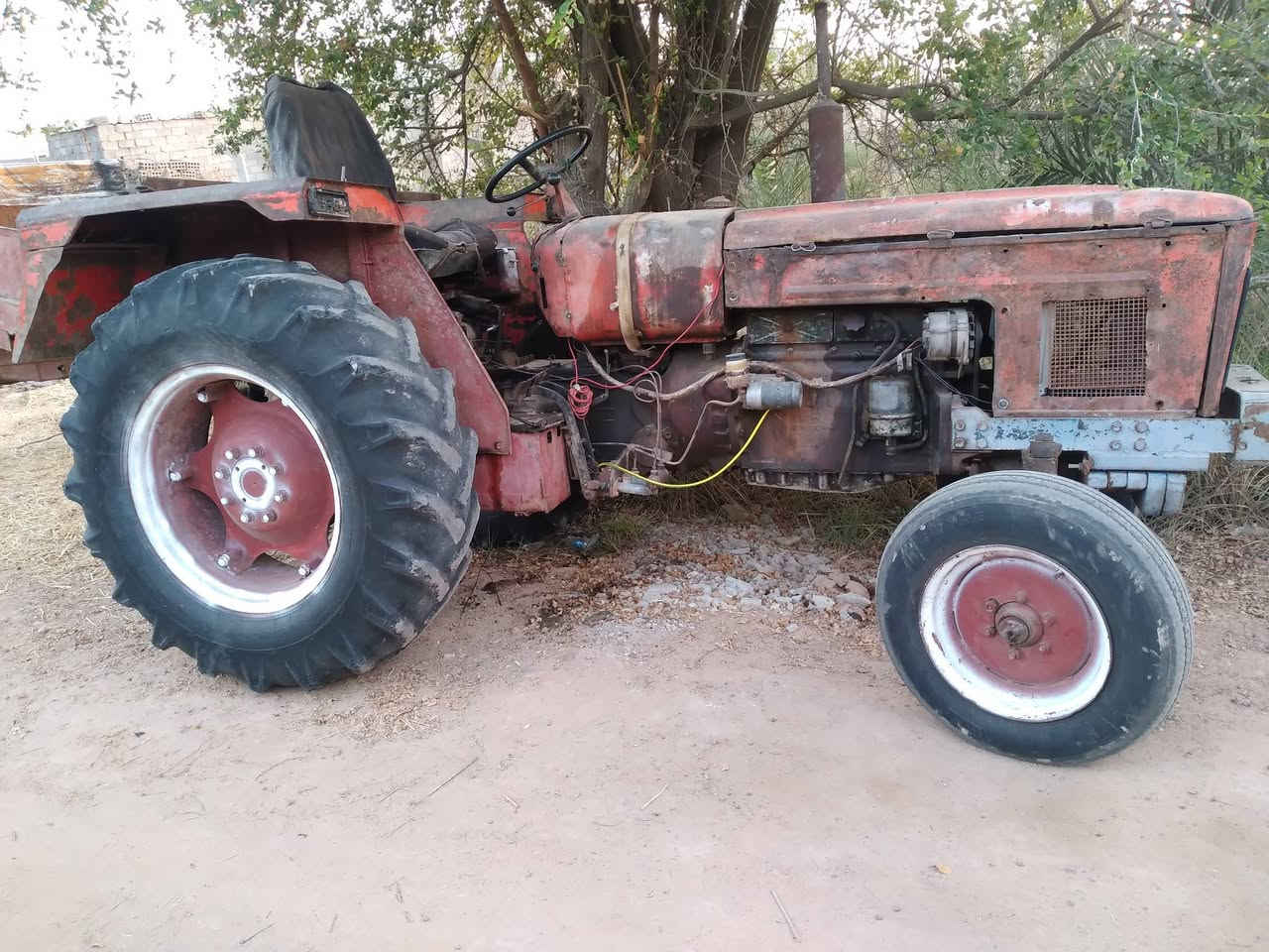 السلام عليكم كاروبه عنتر للبيع مع عربانه حدادي موديل 90 رقم نكليزي مداور ثاني  نظافتها مثل ماتشوف كدامك مكفوله كفاله عامه سعرها ٧مليون  النجف قضاء المشخاب  موبايل ***********
