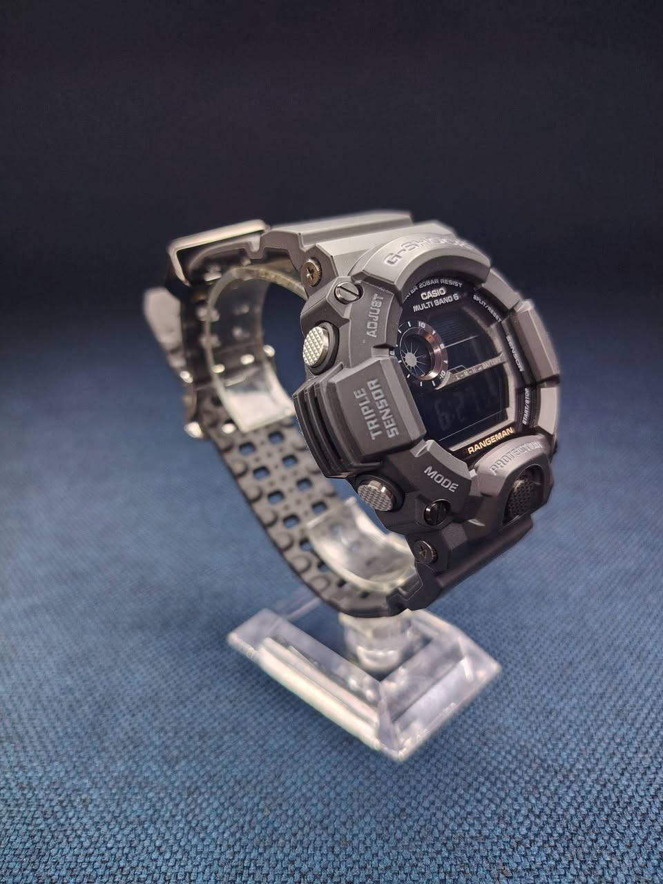 السلام عليكم

ساعة كاسيو جي شوك رانج مان بحالة جديد 
 
° الوصف 
• نقدم لكم ساعة RANGEMAN، أحدث إضافة إلى سلسلة Master of G من الساعات المتينة والوعرة المصممة لتحمل أصعب الظروف التي يمكن تخيلها. ساعة RANGEMAN مزودة بمستشعر ثلاثي، مما يجعلها قادرة على الحفاظ على قراءات الارتفاع والضغط الجوي ودرجة الحرارة والاتجاه في متناول يدك. توفر الأزرار الأسطوانية تشغيلًا رائعًا ومقاومة محسنة للصدمات. يحتوي زر المستشعر المستخدم كثيرًا (في المنتصف الأيمن) على غطاء معدني يحميه من الصدمات الجانبية ويمنع دخول الأجسام الغريبة. ينقلك الضغط على زر المستشعر في أي وضع إلى شاشة المستشعر مباشرةً. يتميز كل وضع من أوضاع المستشعر بنغمة صوتية خاصة به، مما يعني أنه يمكنك تحديد الوضع الذي تدخله دون حتى النظر إلى الساعة. كل هذا بالإضافة إلى تسجيل الوقت بلمسة واحدة وقياس الوقت المنقضي بلمسة واحدة ومتانة G-SHOCK المشهورة عالميًا، وأكثر من ذلك بكثير يجعل RANGEMAN الخيار الأمثل للحراس وفرق الإنقاذ وأي شخص آخر تتطلب مهنته أو أنشطته موثوقية لا تلين.

° المعلومات الأساسية
• القطر 53.5 ملم السمك 18.2 ملم

• تعمل بالطاقة الشمسية سولر

• التوقيت العالمي 31 منطقة زمنية (48 مدينة + التوقيت العالمي المنسق)، تشغيل/إيقاف التوقيت الصيفي

• عرض وقت شروق الشمس وغروبها وقت شروق الشمس وغروبها لتاريخ محدد، مؤشرات ضوء النهار

• 5 منبهات يومية (مع منبه غفوة واحد)
إشارة الوقت كل ساعة

إضاءة خلفية LED (إضاءة فائقة) إضاءة LED تلقائية بالكامل، ومدة إضاءة قابلة للتحديد، وتوهج لاحق

• ساعة توقيت 1/100 ثانية سعة القياس: 999:59'59.99'' أوضاع القياس: الوقت المنقضي، الوقت المنقسم، أوقات المركزين الأول والثاني

• مؤقت العد التنازلي وحدة القياس: ثانية واحدة نطاق العد التنازلي: 24 ساعة نطاق ضبط وقت بدء العد التنازلي: من دقيقة واحدة إلى 24 ساعة (زيادات دقيقة واحدة وزيادات ساعة واحدة)

• وزن 93 جرامًا
• مادة العلبة والإطار الراتنج
• السوار من الراتنج او ربل
• الزجاج المعدني
• مقاوم للصدمات
• مقاومة الماء حتى عمق 200 متر

• عرض/تنبيه البطارية مؤشر مستوى البطارية

• ساعة يتم التحكم فيها عن بعد نطاق متعدد 6

• ميزة كتم الصوت نغمة تشغيل/إيقاف تشغيل الزر

• توفير الطاقة (تصبح الشاشة فارغة لتوفير الطاقة عند ترك الساعة في الظلام)

• تنسيق 12/24 ساعة وضبط الوقت بانتظام: الساعة، الدقيقة، الثانية، مساءً، الشهر، التاريخ، اليوم

• التسجيل اليدوي للبيانات لما يصل إلى 40 سجلاً (الارتفاع، الضغط الجوي / درجة الحرارة، الاتجاه، الوقت (الطابع الزمني))

• مدة تشغيل البطارية التقريبية: 8 أشهر على بطارية قابلة لإعادة الشحن (فترة التشغيل مع الاستخدام العادي دون التعرض للضوء بعد الشحن) 23 شهرًا على بطارية قابلة لإعادة الشحن (فترة التشغيل عند تخزينها في ظلام دامس مع تشغيل وظيفة توفير الطاقة بعد الشحن الكامل)

ميزة المستشعر
مقياس الارتفاع نطاق القياس: من -700 إلى 10000 متر (من -2300 إلى 32800 قدم). وحدة القياس: 1 متر (5 قدم). وظيفة ذاكرة الارتفاع: قراءات يدوية: 40 سجلاً، يحتوي كل منها على التاريخ والوقت وزاوية الاتجاه والارتفاع والضغط الجوي ودرجة الحرارة. حفظ البيانات تلقائيًا: ارتفاع عالٍ، ارتفاع منخفض، صعود تراكمي، نزول تراكمي (قيمة واحدة لكل منهما). آخرون: قراءات الارتفاع النسبي (من -3000 إلى 3000 متر). فاصل قياس قابل للاختيار: 5 ثوانٍ أو دقيقتان * ثانية واحدة لأول 3 دقائق فقط * التبديل بين الأمتار (م) والقدم (قدم)

• نطاق عرض البارومتر: من 260 إلى 1100 هكتوباسكال (7.65 إلى 32.45 بوصة زئبقية) وحدة العرض: 1 هكتوباسكال (0.05 بوصة زئبقية) رسم بياني لاتجاه الضغط الجوي (آخر 42 ساعة من القراءات) رسم بياني لفرق الضغط الجوي إنذار معلومات اتجاه الضغط الجوي (يشير الصوت والسهم إلى تغييرات كبيرة في الضغط) *التحويل بين هكتوباسكال وبوصة زئبقية

• بوصلة رقمية تقيس وتعرض الاتجاه كواحدة من 16 نقطة نطاق القياس: من 0 إلى 359 درجة وحدة القياس: 1 درجة قياس مستمر لمدة 60 ثانية مؤشر اتجاه رسومي معايرة ثنائية الاتجاه تصحيح الانحراف المغناطيسي ذاكرة المحمل

• نطاق عرض مقياس الحرارة: من -10 إلى 60 درجة مئوية (من 14 إلى 140 درجة فهرنهايت) وحدة العرض: 0.1 درجة مئوية (0.2 درجة فهرنهايت) *التبديل بين درجة مئوية (درجة مئوية) وفهرنهايت (درجة فهرنهايت)

جميع الساعات اصلية معا ضمان🤍.

العنوان: - بغداد - مدينة الصدر ـ الأورفلي 
توصيل لجميع المحافظات 
التواصل واتساب *********** 🤍.
