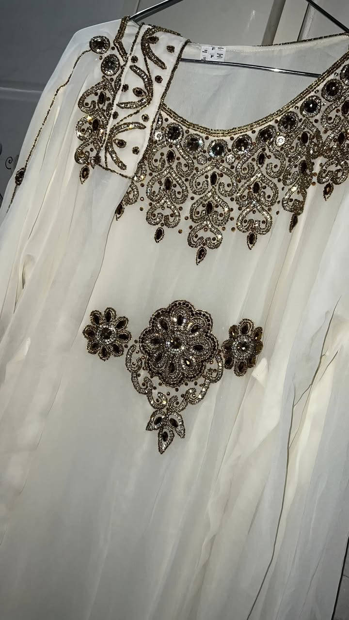 السلام عليكم عندي قفطان خطوبتي ملبوس مره وحده ع گد الحفلة  يلبس فري سايز بي حزام داخلي وخارجي ع يجي ع قياس الجسم ماخذته ب٧٥ اريده ب٤٠ وبي مجال الي شرايه تجي خاص عندي هواي فساتين رخيصة ونظيفة


**إذا كنت صاحب هذا الإعلان وتريد حذفه لأي سبب، رجاءا أرسل رسالة إلى الدعم الفني**