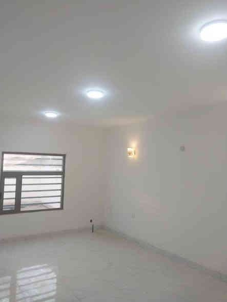 ٢٥٠م ركن للايجار 
اميرات ٢ بلوك ٣ 
٣ غرف وصالة واستقبال ومطبخ وكراج سيارة وحديقة 
سعر ٤٥٠ تواصل 
***********
مكتب دارك / حي السلام
