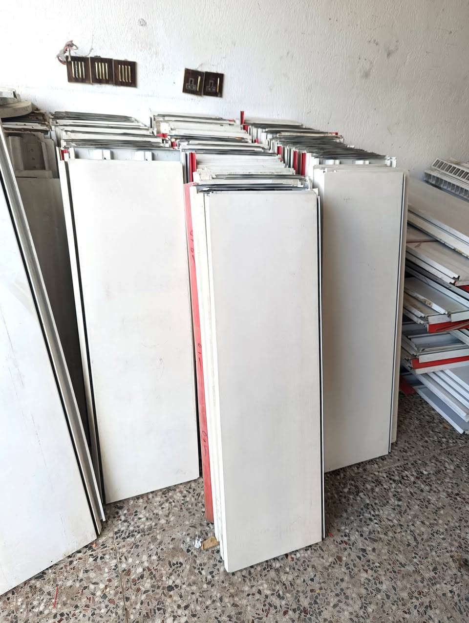 رفوف وسطي وجداري تركي ثقيل وعارضة كرزات حله ابي غرق للاستفسار ***********
