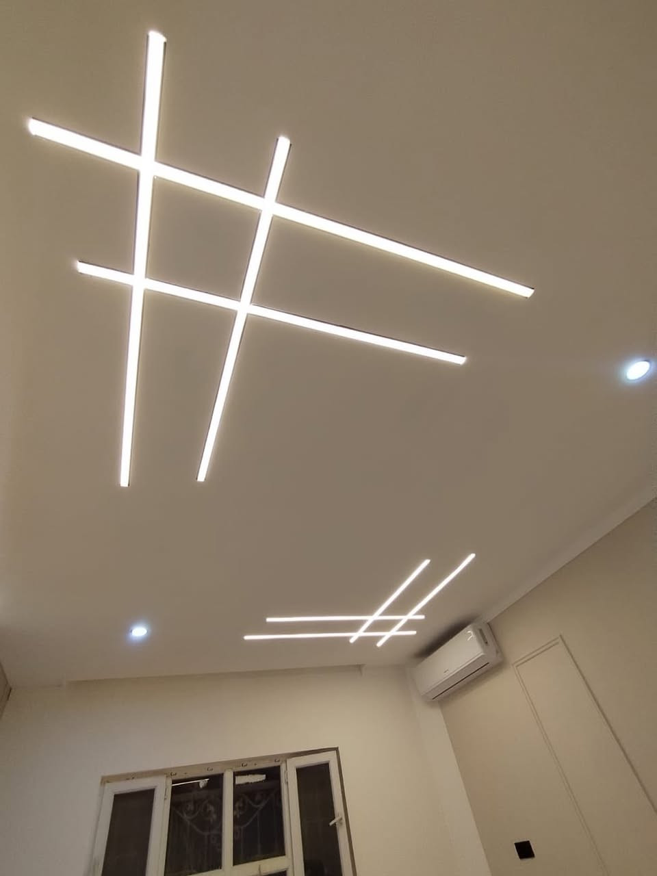 هذا ديكور هوه  اخر زمن شوف جمال وترتيب تصميم ايطالي 
وينهم اسطوات 😅
ويه اسطه احمد ديكور يعجبك يجيبلك احلى منه 
تصميم ديكور في غرفه نوم 
سقف مغربي 
ديكور في جدار 
وصبغ تريب حفر لينر 
***********
