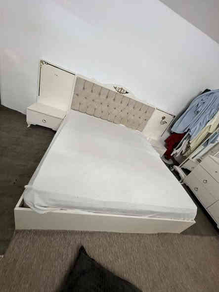 غرفه نوم ابواب شبه جديده  سعر ٤٠٠ بي مجال مكان دهوك ***********
