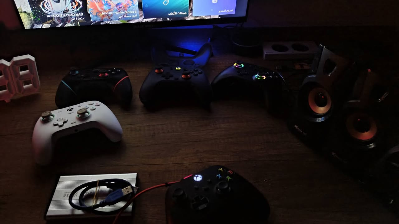 شنوو ليييوم 😂
سلام عليكم الغراض البصورة كلها للبيع 

سيرس اس بدون كارتون وجوستك مفتوح فقط مبدل منفذHDMi وانطيك ضمان ممبدل بي شي ثاني 

شاشة من BLACK WOLF  كاملة هية والكارتون مالتها وملحقاتها 
144HZ
FULL HD
حجم24
بنل lps الوانها كلش حلوة 

جوستكات عدد 5 منها 3 جديدات غير مستخدم ثنين منهم دنكل ووحدة عادية مثل مموضح بالصورة تشتغل فقط بيسي وماعرف شنو بعد والله 
الـ2 البقية وحدة مال سيرسx والثانية من كيم سيرG7SE شغالة طبيعي فقط وايرها ماموجود

سماعات مكتبية عدد2 

سماعة رأس عدد 3 اسمها+steelseries ARCTlS 7p
تجي جديد فقط بدون ملحقاتها بس هذا الواير من المحلات بـ3 وتشتغل طبيعي مثل مموضح بالڤيديو   على الاكس بوكس وذا تريد غراضها متوفرة اني ابيعها هيج سماعة سعرها غالي ابحث عنها وشوف

هارد حجم 750 كيكا 

يو بي اس من شركة تايكر معروفة 1500 

وهاي الانارة مدري شيسموها والله بس منضرها احلى من الصور كاملة هي وغراضها جديدة طبعاً 

الماسنجر عندي يعلك *********** هذا واتسابي ادخل وتدلل ومتواجد هم فيس
