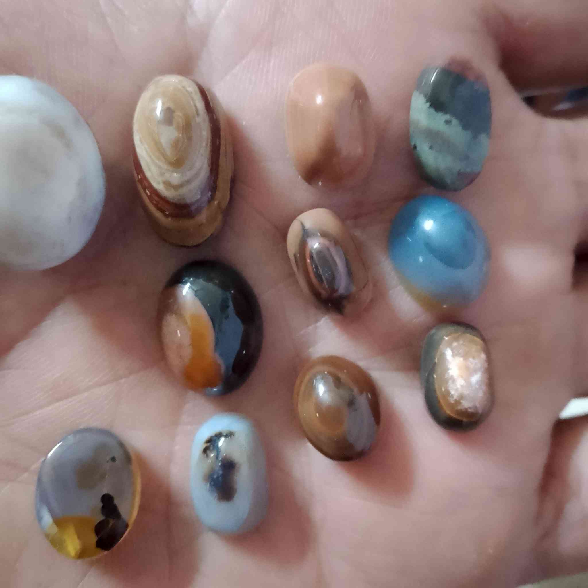 السلام عليكم هذين للبيع احجار قديمه ***********
