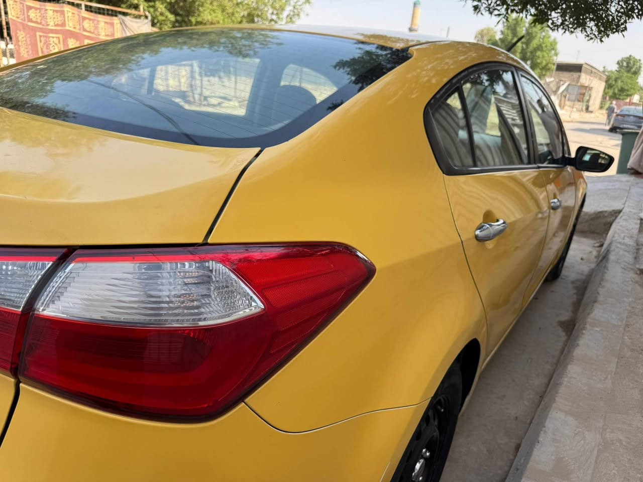 السلام عليكم للبيع كيا سيراتو مديل 2014 وارد خليجي كفاله عامه من ضربه وتبديل موصفات تحكم داخل شاشه سنويه لغاية 30 مصفره هيه وغرمات هزه جديده السياره جديده حيل وجاهزه واي نقص مابيه كير مكينة١٦٠٠ يعني انسه الصرف  حداديه تخم تاير تبريد ثلج السعر 108 لاستفسار اكثر لاتصال *********** مكاني بغداد
