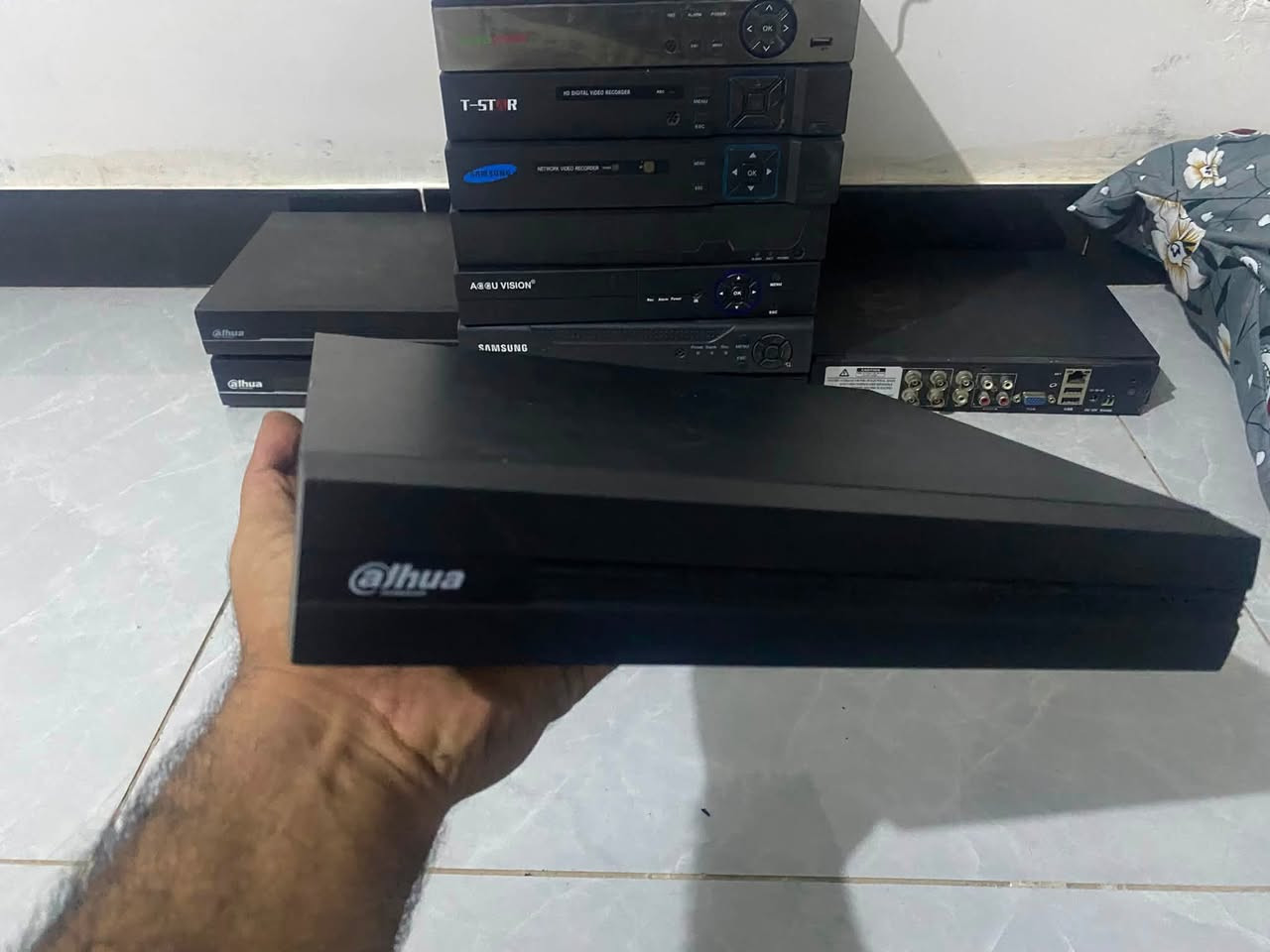 السلام عليكم مجموعة كامرات 2 ميكا مع ديفي ار 16 جنل دهوا اصلي مع هارد تسجيل 500 كيكا  المكان بغداد غير متواجد على الفيس بوك
الاتصال
***********

