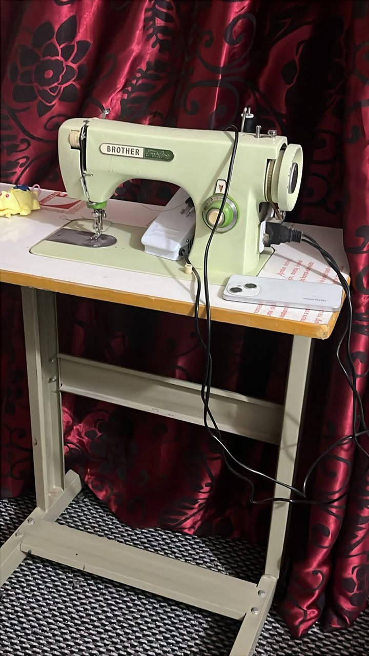 السلام عليكم
ماكنة خياطه للبيع 
برذر ياباني هيه والميز 
السعر المطلوب 250 اوبيهه مجال 
اتخيط خياط ناعم 
هاتف ***********
