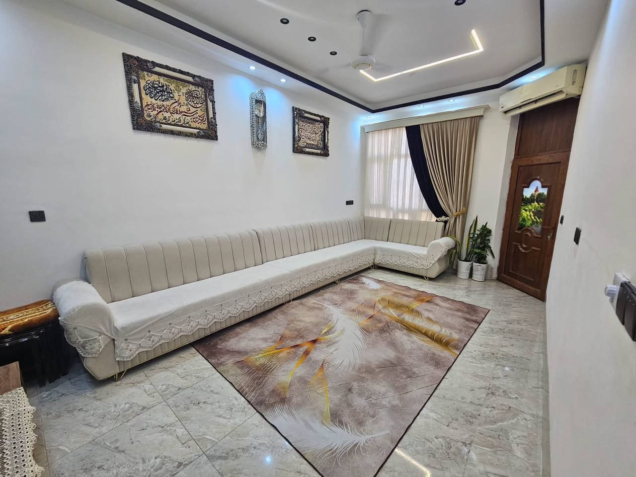 #اعلان

#دار_للبيع_طابو_صرف_بيع_مستعجل

#المساحة. 100 م مربع واجهة 10 م 

#الموقع_مميز سايدين جامع الراشدين ال 55 على التجاري  بناء حديث

#المحتويات طابقين يحتوي على 3 غرف نوم هول واستقبال مطبخ صحيات كراج 

#السعر 102 مليون
للاستفسار الاتصال بالرقم ***********
او زيارة مكتب اق صو سايدين كوباني قرب صيدلية غصن الزيتون
