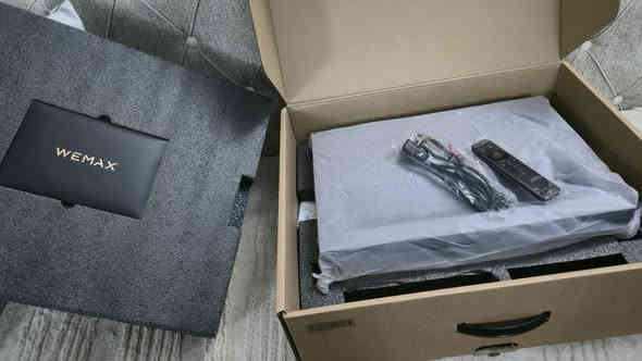 توفر من جديد داتا  شو
Ultra Short Throw. 
الدقة: يتميز بدقة 4K UHD (3840 x 2160)، أي أربعة أضعاف دقة Full HD.
حجم الشاشة: يمكنه عرض صورة بحجم يصل إلى 150 بوصة، مع خيارات لأحجام 80، 100، و 120 بوصة.
الصوت: يشتمل على مكبرات صوت قوية بقوة 30 واط مع تقنية Dolby Audio DTS HD.
الذكاء: يعمل بنظام Android TV، مما يوفر الوصول إلى آلاف التطبيقات مثل Hulu و HBO Max.
الاتصال: يدعم الاتصال اللاسلكي عبر Wi-Fi و Bluetooth، بالإضافة إلى منافذ HDMI و USB.
للحجز واتس اب
***********
