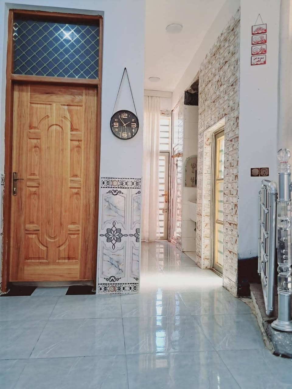 دار للبيع 🏫
مساحه    110  متر
*- طابقين يحتوي على  استقبال ومطبخ وصاله وغرفه نوم  وصحيات
الطابق الثاني_/  غرفتين نوم مع سويت
البيت،، بناء حديث طابوق 
العنوان.  شارع المحكمه
السعر،،   95 مليون وبي مجال 
الاستفسار  خاص او لاتصال ع.....
***********
