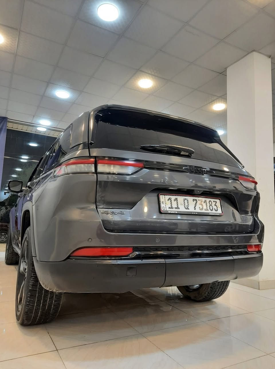 للبيع
سيارة جيب كراند شيروكي 2023

الضرر كلش بسيط بالجاملغ الخلفي اليسار ومعدل ع بارد فقط بدون اي دواخل السيارة كلش ضررها بسيط والنظافة فول 

السعر : 330$ ( مرقم بغداد ) وبيها مجال 

للاستفسار على هذا الرقم / ***********

المواصفات: 

المحرك: 3.6 لتر V6 بنزين

🔹 القوة: حوالي 290–293 حصان

🔹 ناقل الحركة: أوتوماتيك بـ 8 سرعات

🔹 نظام الدفع: عادة دفع رباعي 4×4 (قد يتوفر دفع خلفي في بعض الإعدادات)

🔹 استهلاك الوقود: متوسط جيد النسبي لسيارة SUV بهذا الحجم (حوالي 9.5–10 كم/لتر في الاستخدام

️ مقاعد أمامية مكسوة بجلد (أو جلد شبه فاخر مع لمسات Suede)

✔️ مقود مغطى بجلد مع تدفئة

✔️ مقاعد أمامية مدفأة

✔️ نظام تكييف هواء أوتوماتيكي مزدوج المناطق

✔️ شاحن لاسلكي للهاتف 

✔️ فتح وتشغيل السيارة عن بُعد 

شاشة نظام الترفيه Uconnect (تقريبًا بحجم 8.4 بوصة)

✔️ Apple CarPlay وAndroid Auto

✔️ نظام صوتي قياسي

✔️ منافذ USB

✔️ بلوتوث للاتصال والموسيقى 

️ عجلات 20-إنش تصميم Gloss Black (لون أسود لامع)

✔️ لمسات خارجية سوداء 

✔️ مصابيح LED أمامية وخلفية

✔️ شبكة أمامية بلون مميز لمظهر رياضي

✔️ زجاج خصوصي وخطوط تصميم أنيقة  

� نظام مراقبة النقطة العمياء 

🔹 نظام الفرامل التلقائي في حالات الطوارئ

🔹 حساسات وكاميرا خلفية للركن

🔹 مساعد ثبات السيارة (ESC)

🔹 أنظمة تحكم في الجر والتضاريس
