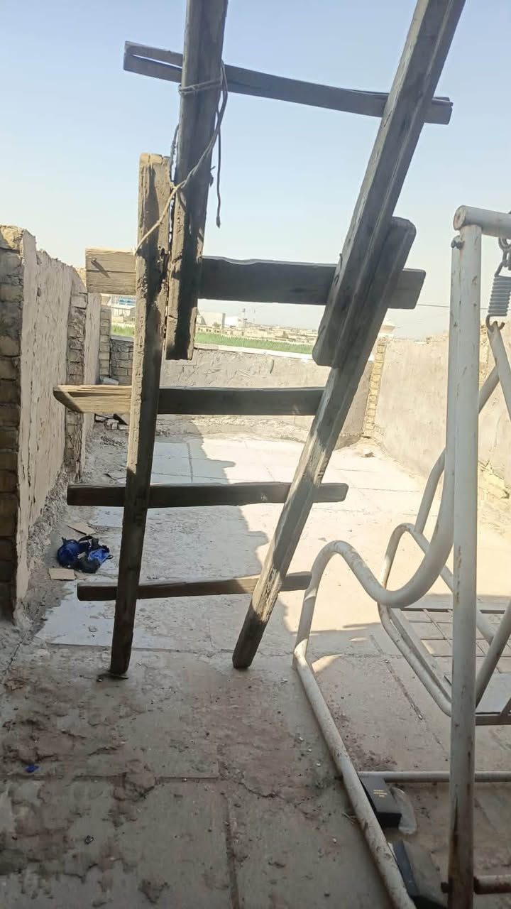 نصف قطعةللبيع مدينه الصدر قطاع 73 ع شارع العام  مقابيل منتزه حاكم الزاملي  
يحتوي ع اربع غرف وحول مطبخ تواليت  خارجي +داخلي  تلث قوط  للاستفسار اكثر التصال ع الرقم التالي ***********
السعر :180 وبي مجال
