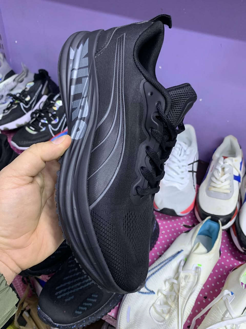 حذاء رياضي فيتنامي اصلي باله نضافه 100/100 علفحص قياس 45 طول قدم 29 ونص السعر 30الف يوجد توصيل جميع المحافظات ***********
