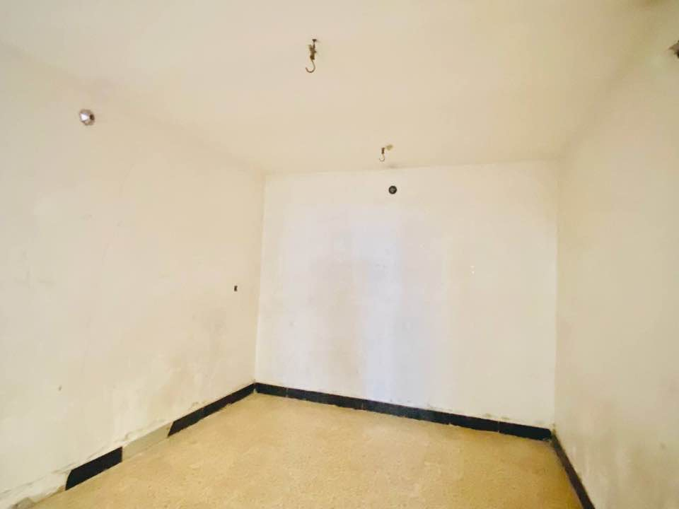 السلام عليكم 
دار 160 متر للايجار يحتوي على غرفتين او صاله او مطبخ وستقبال او صحيات البيت حلو او نضيف بي طارمه جبيره المطبخ يحتوي على كاونتر يبقه بل بيت 
العنوان شارع المطار القديم خلف مدرسه القصواء
***********
