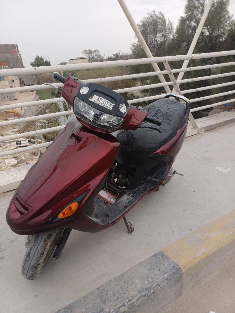 سلام عليكم  دراجه فراشه للبيع سعر 400 الف وبيها مجال للشراي دراجه نضيفه شرط هندر بريكات هورن لايتات كلشي شغال دراجه نضيفه ماكني البصره قضاء ابو الخصيب مهيجران بلد اسلامه اي ستفسار رقم ***********
